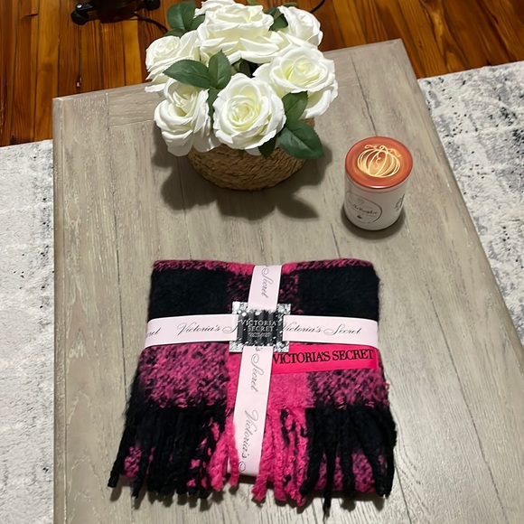 VICTORIA SECRET FUCHSIA BUFFALO CHECK SCARF